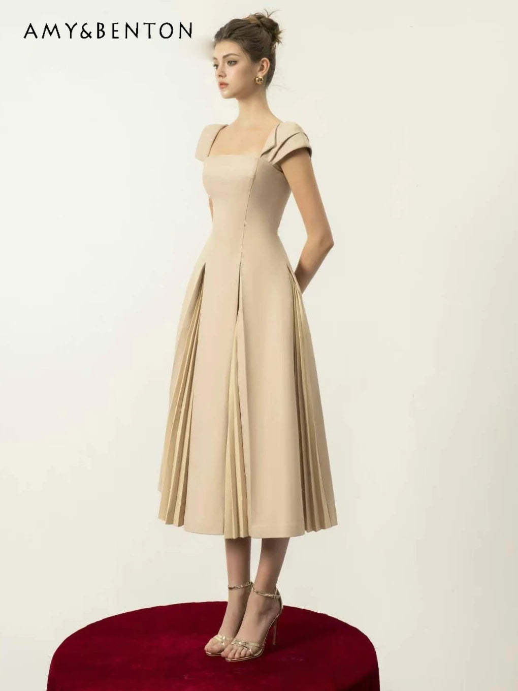 2024 Summer New French Temperament Square Collar Slimming Big Swing Mid-Length Dresses High Sense Socialite Fashion A-line Dress