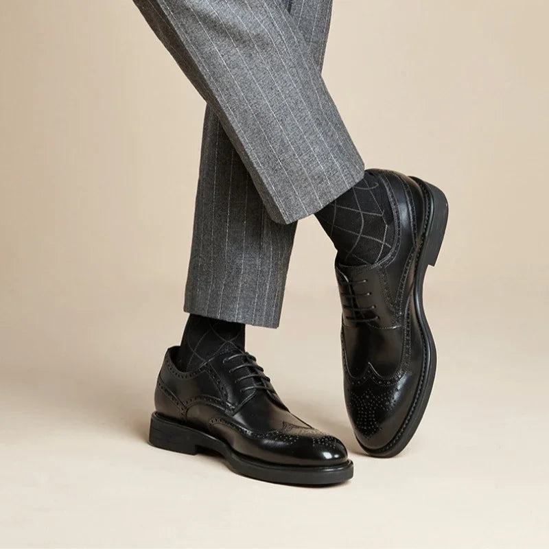 2024 Carved Block Leather Shoe Allmatch Business Dress Shoe Men Wedding Banquet Shoe Social Shoe Male British Luxury Men Shoe