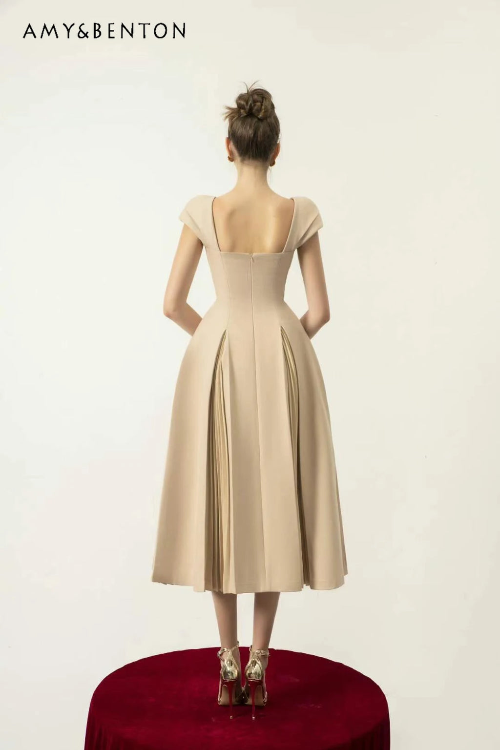2024 Summer New French Temperament Square Collar Slimming Big Swing Mid-Length Dresses High Sense Socialite Fashion A-line Dress