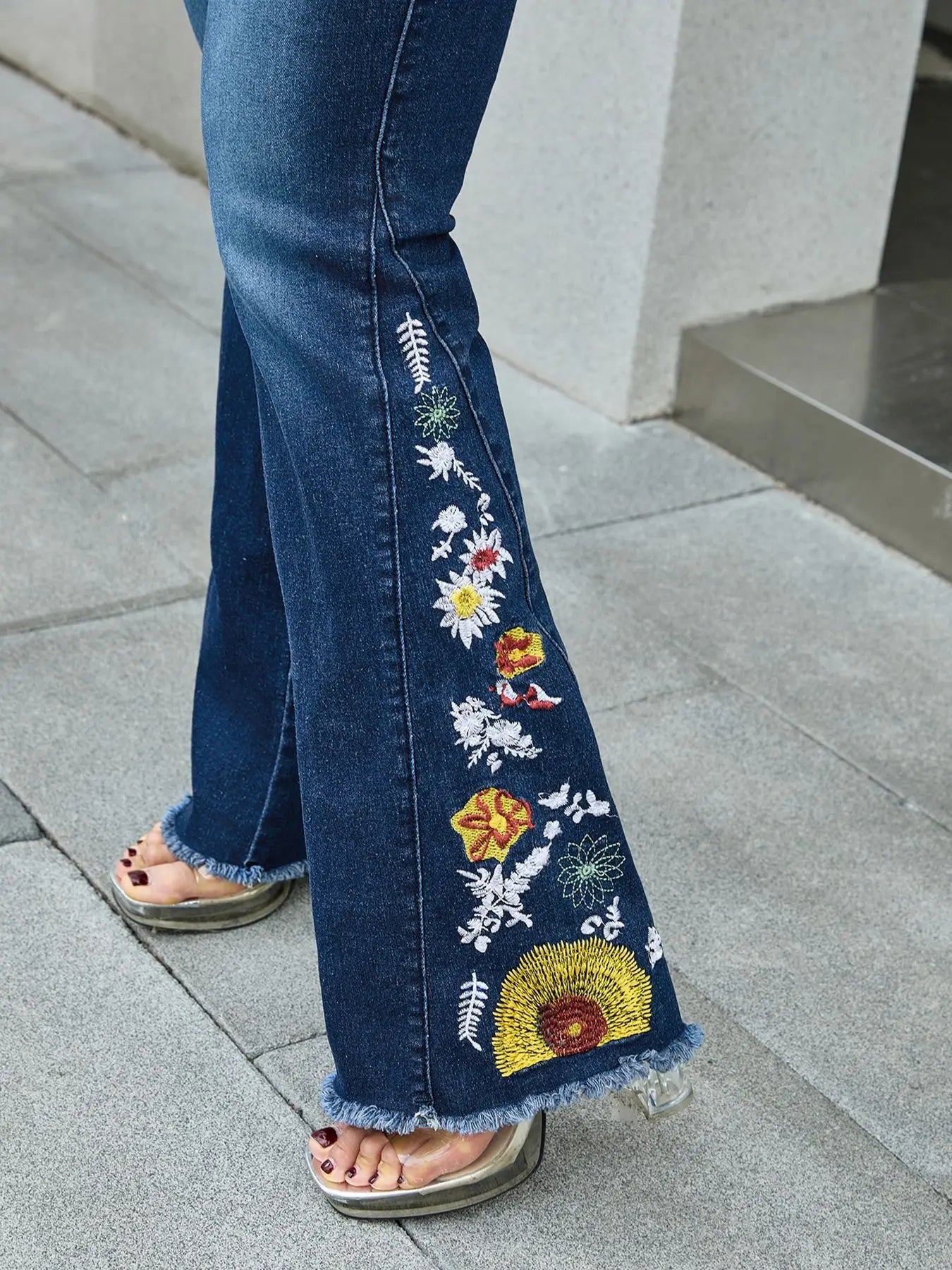 2024 Autumn and Winter New Women's Embroidered Flared Jeans Fashion High Elasticity Slim Fit Raw Edge Denim Pants