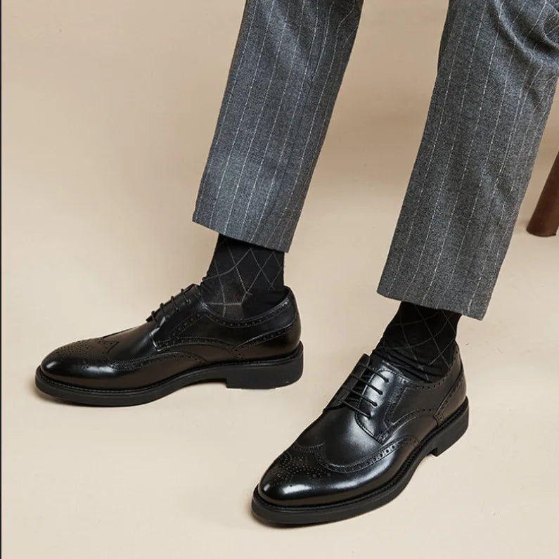 2024 Carved Block Leather Shoe Allmatch Business Dress Shoe Men Wedding Banquet Shoe Social Shoe Male British Luxury Men Shoe